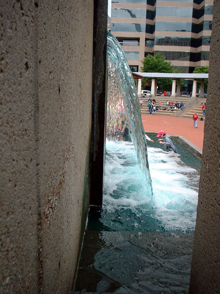 Another fountain in St. Louis  .jpg 100.8K